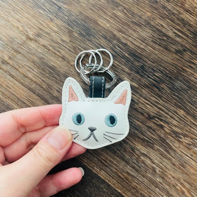 キーホルダー｜キャットキーリング 白猫 黒猫 ねこ ネコ 猫雑貨 猫グッズ キーホルダー かわいい プレゼント 贈り物 | cotoiro（コトイロ）